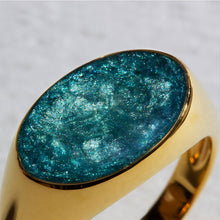 Load image into Gallery viewer, Men's Large Oval Signet Ashes Resin Ring - Gold