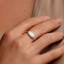 Load image into Gallery viewer, Oval Ashes Resin Ring With Twisted Band - Silver