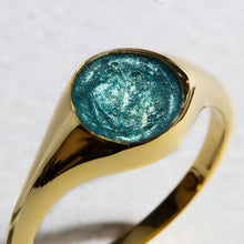 Load image into Gallery viewer, Round Signet Ashes Resin Ring - Gold