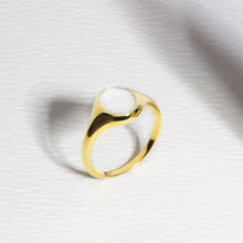 Load image into Gallery viewer, Upright Oval Ashes Resin Ring - Gold
