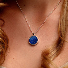 Bild in den Galerie-Viewer laden: Modernes rundes Medaillon „Lapis Lazuli“ – Roségold