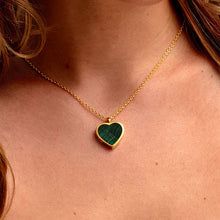 Bild in den Galerie-Viewer laden, Malachit-Herzmedaillon mit persönlicher Gravur – Gold
