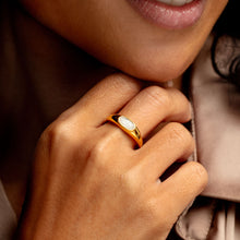 Load image into Gallery viewer, Flat Oval Ashes Resin Ring - Gold
