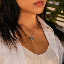 Bild in den Galerie-Viewer laden: Medaillon mit Herzgravur und Vollbild-Scrollfunktion – Silber
