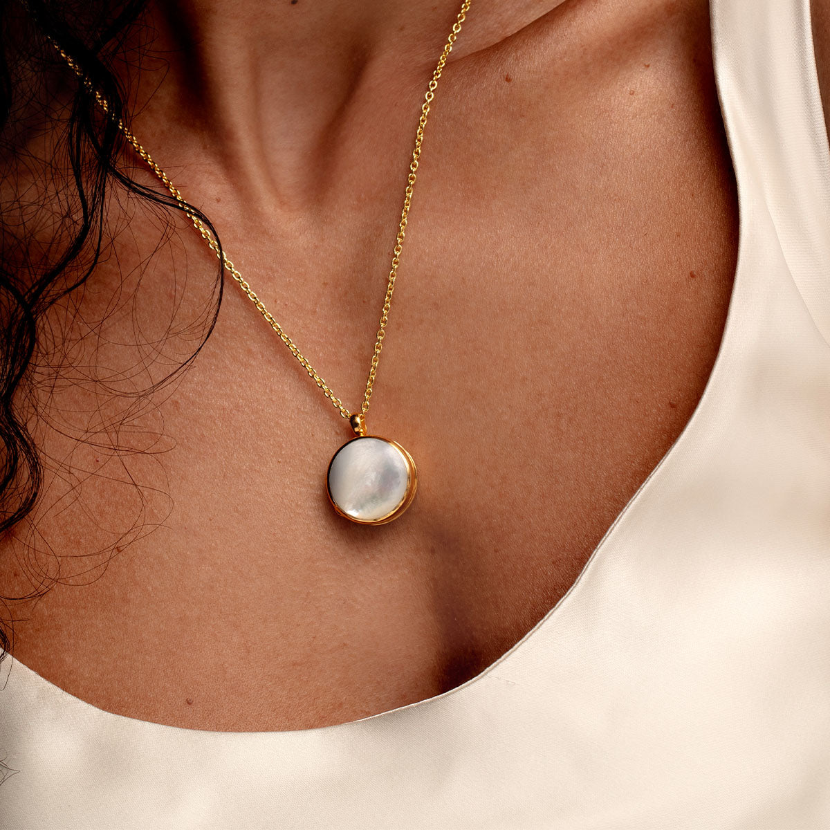 Mother Of Pearl Round Locket – Gold