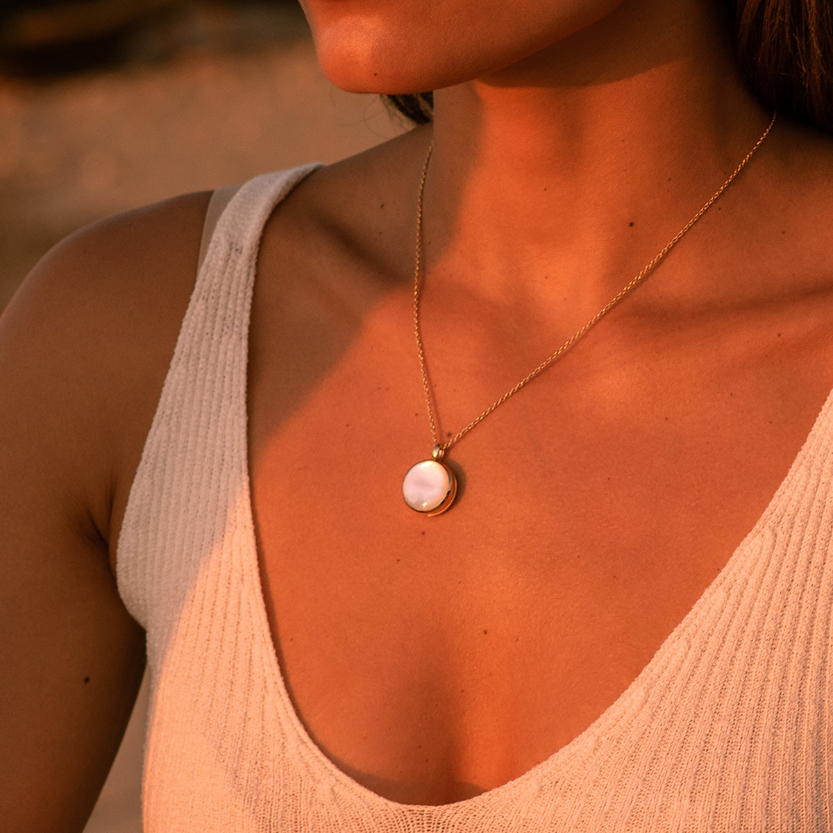 Mother Of Pearl Round Locket – Silver