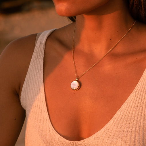Mother Of Pearl Round Locket – Silver