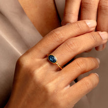 Load image into Gallery viewer, Oval Ashes Resin Ring With Twisted Band - Silver
