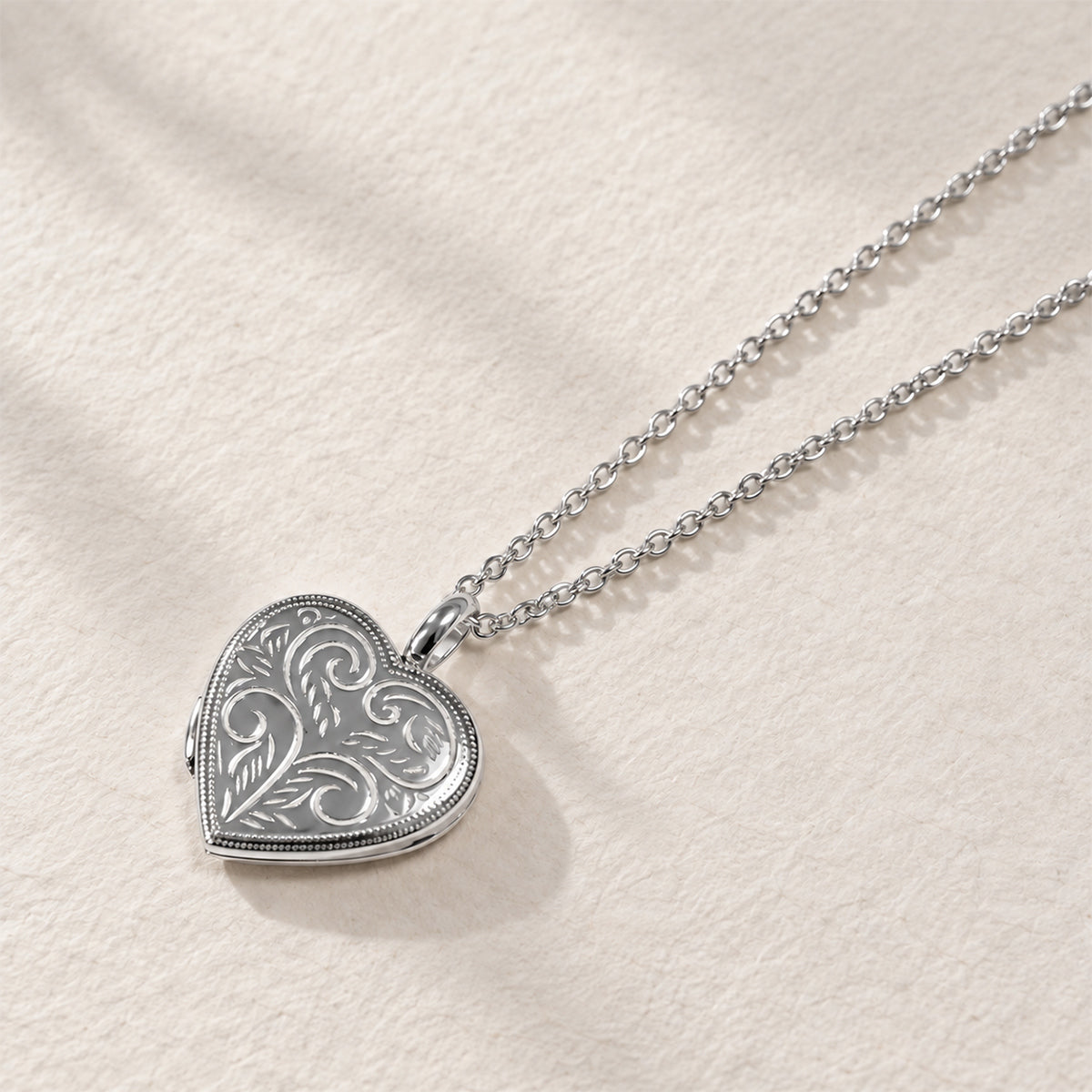 Medaille mit Herzgravur und Vollrollmuster – Silber