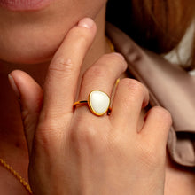 Load image into Gallery viewer, Pebble Ashes Resin Ring - Gold
