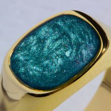 Load image into Gallery viewer, Men&#39;s Rounded Rectangular Signet Ashes Resin Ring - Gold
