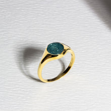 Load image into Gallery viewer, Round Signet Ashes Resin Ring - Gold
