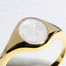 Load image into Gallery viewer, Upright Oval Ashes Resin Ring - Gold
