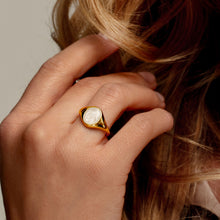 Load image into Gallery viewer, Upright Oval Ashes Resin Ring - Gold
