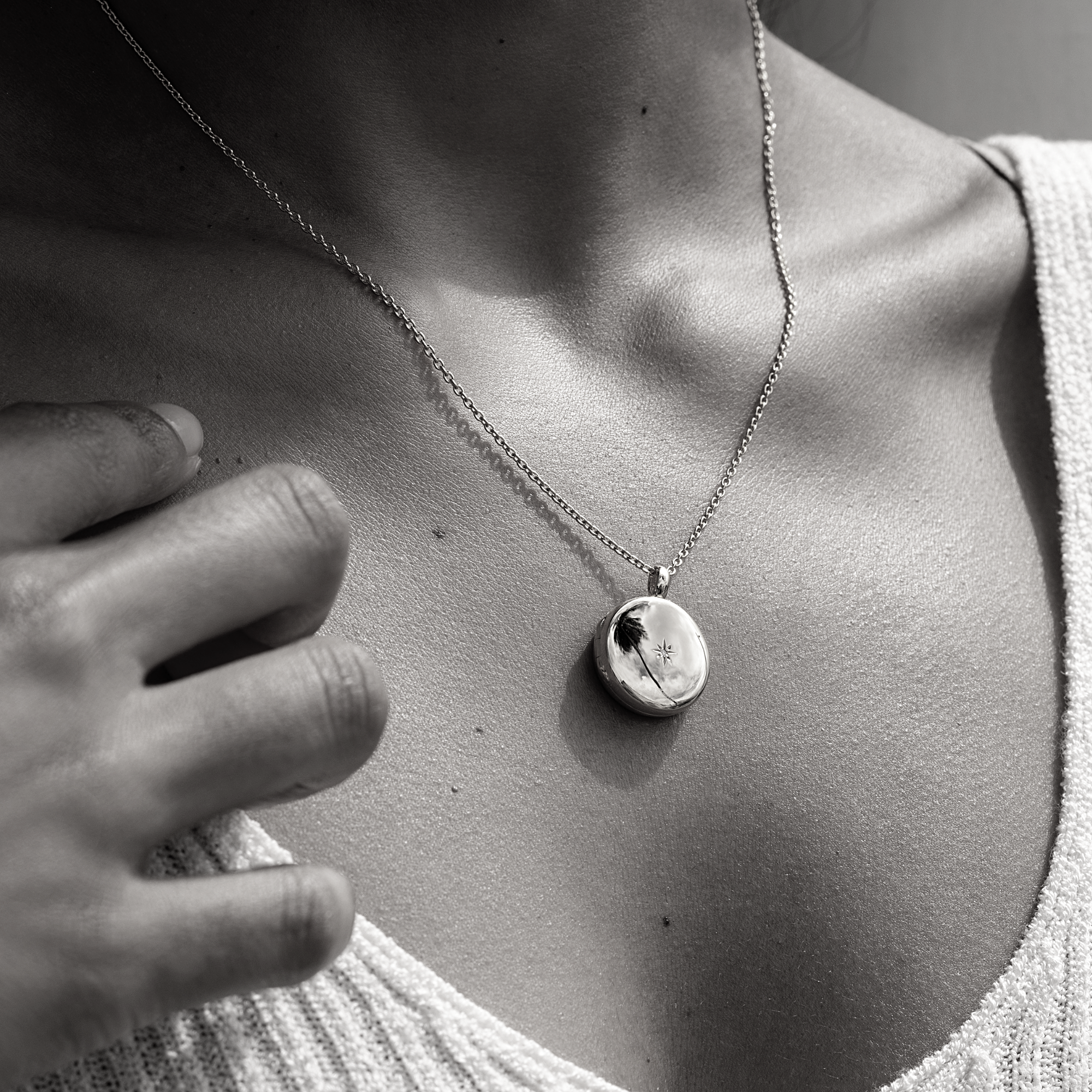 Diamond Round Engraved Locket – Rose Gold