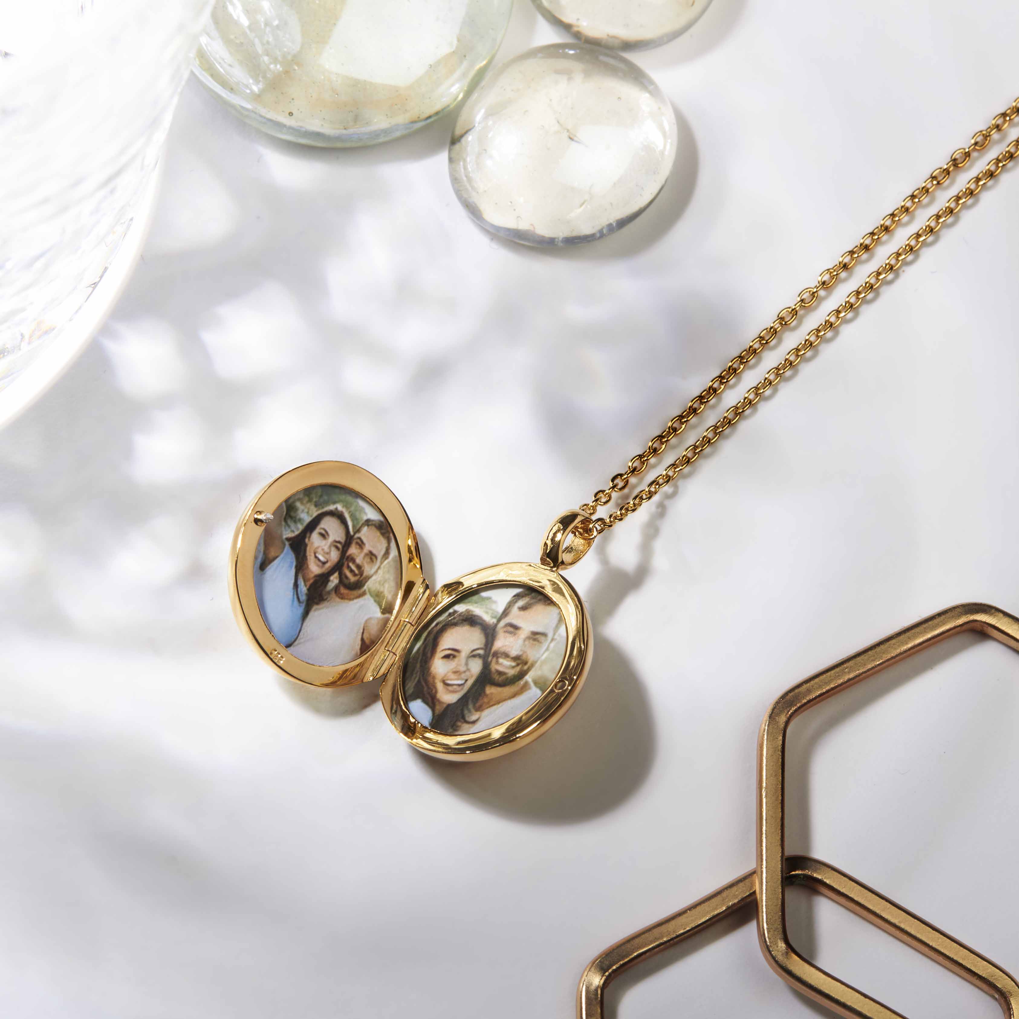 Mother Of Pearl Round Locket – Gold