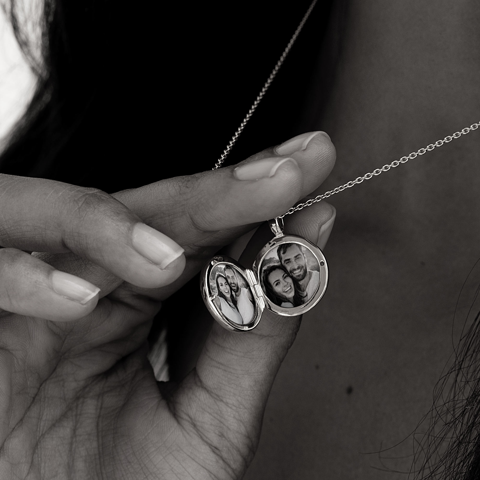 Diamond Round Engraved Locket – Rose Gold
